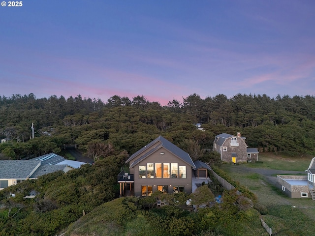 birds eye view of property featuring a forest view