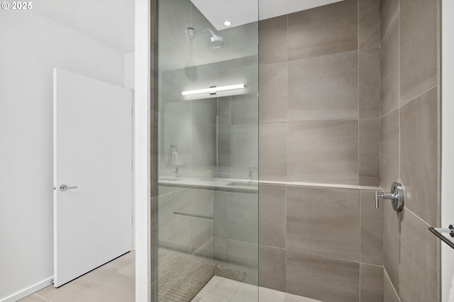 full bathroom featuring a tile shower