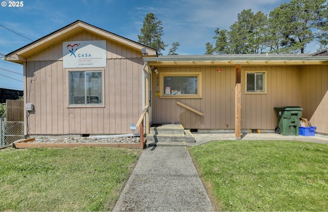 view of front of home featuring fence and a front yard