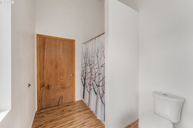 250 Valley View Rd, Sutherlin, OR 97479 - full bath featuring wood finished floors and toilet