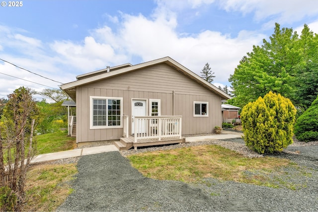 250 Valley View Rd, Sutherlin, OR 97479 - view of front of home featuring a deck and a front lawn