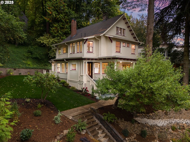 view of front of home featuring a lawn