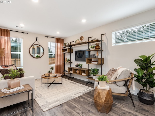 living area with dark wood-type flooring, recessed lighting, and baseboards