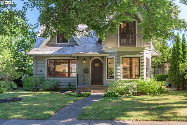 view of front of home featuring a front yard