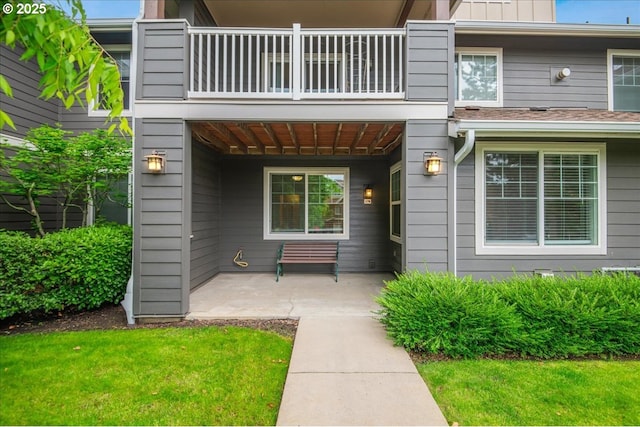 10800 SE 17th Cir Unit Q178, Vancouver, WA 98664 - view of exterior entry featuring a balcony, a patio, and a yard