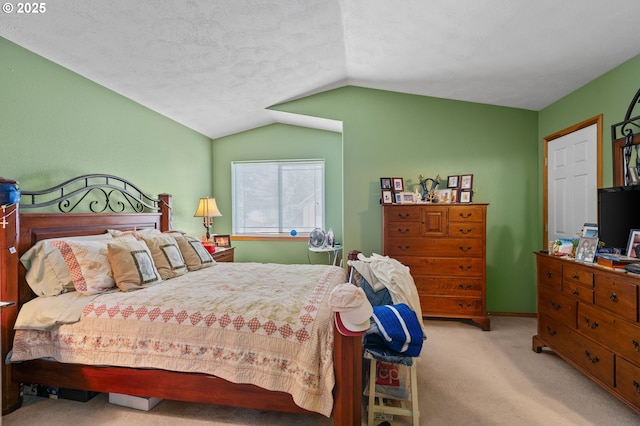 112 NE 11th St, Hermiston, OR 97838 - bedroom with carpet floors and vaulted ceiling
