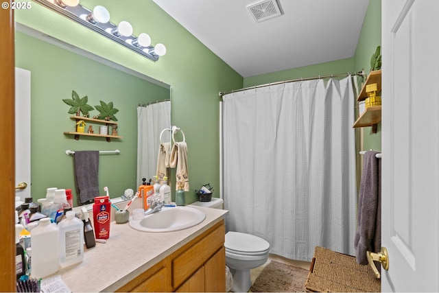 112 NE 11th St, Hermiston, OR 97838 - full bath featuring vanity, toilet, and a shower with shower curtain