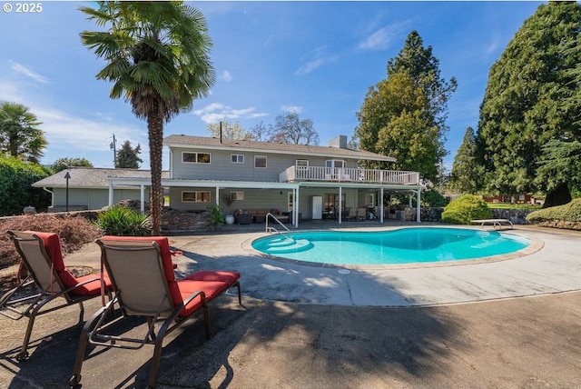 185 W Oriole Dr, Roseburg, OR 97471 - pool featuring a patio area and a diving board