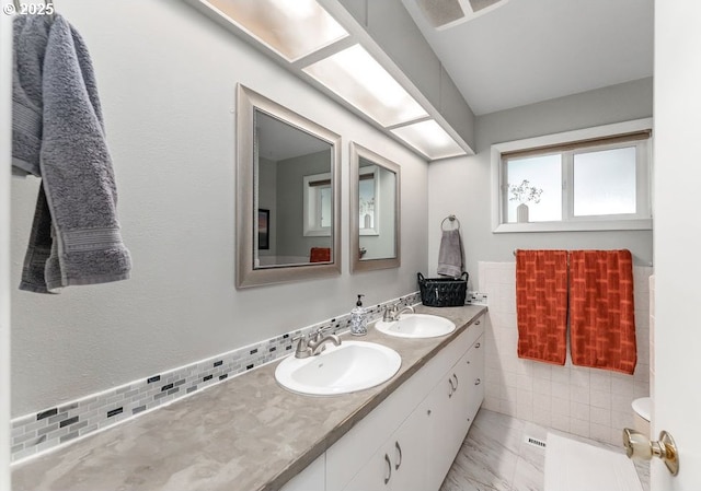 185 W Oriole Dr, Roseburg, OR 97471 - full bath featuring a sink, visible vents, decorative backsplash, and double vanity