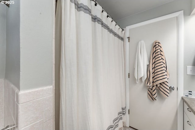 185 W Oriole Dr, Roseburg, OR 97471 - bathroom featuring a shower with curtain and vanity
