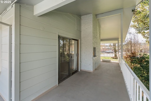 185 W Oriole Dr, Roseburg, OR 97471 - exterior space with a porch