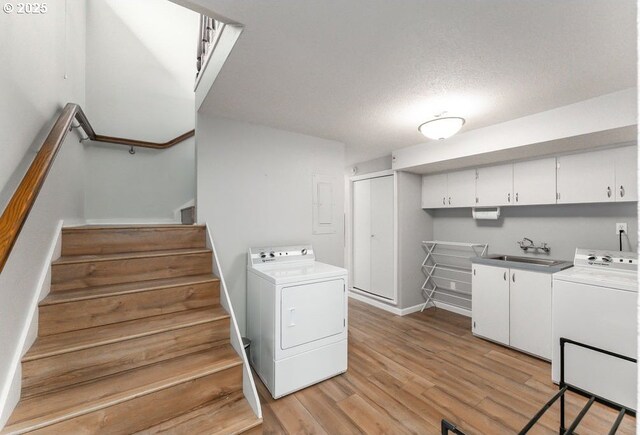 185 W Oriole Dr, Roseburg, OR 97471 - clothes washing area featuring baseboards, light wood-style floors, washing machine and clothes dryer, and a sink
