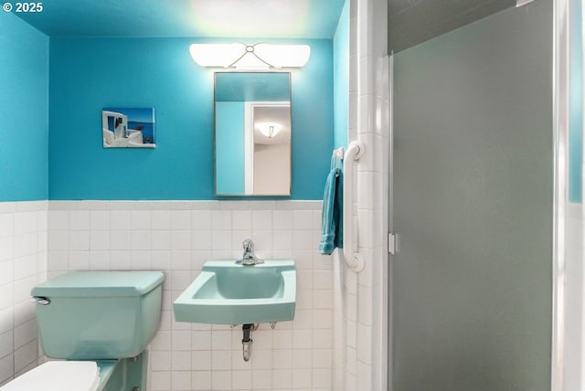 185 W Oriole Dr, Roseburg, OR 97471 - full bath with a shower stall, a wainscoted wall, a sink, and toilet