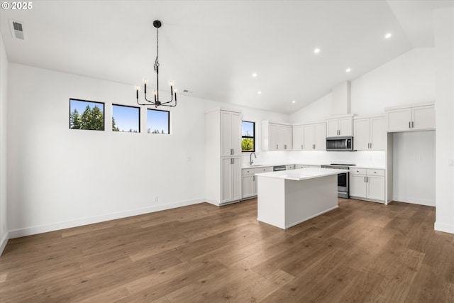 88109 Jameson Way, Veneta, OR 97487 - kitchen with stainless steel appliances, a chandelier, light countertops, a kitchen island, and white cabinets