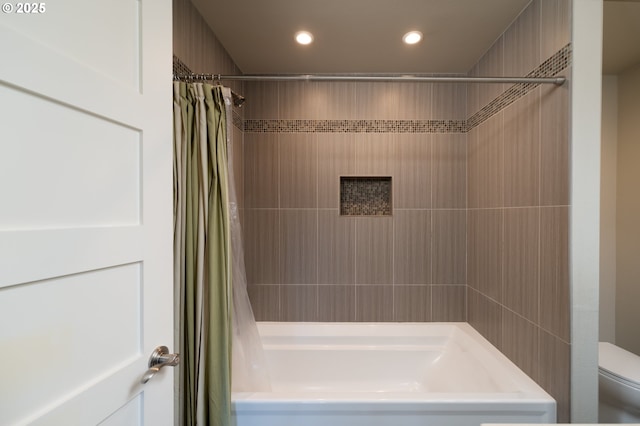 full bath featuring toilet, recessed lighting, and shower / tub combo with curtain
