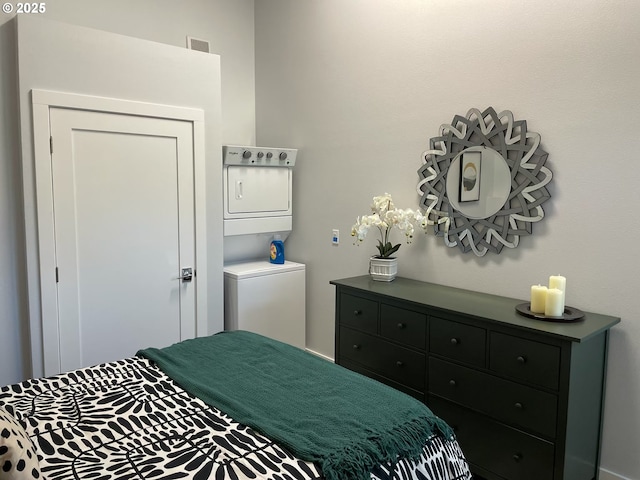 113 NW Willard St, Stevenson, WA 98648 - bedroom featuring stacked washing machine and dryer