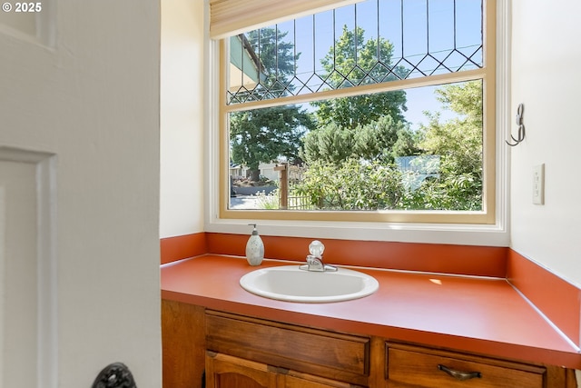 1005 Reserve St, Silverton, OR 97381 - bathroom featuring plenty of natural light