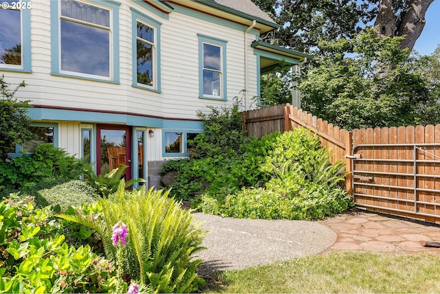 1005 Reserve St, Silverton, OR 97381 - entrance to property featuring board and batten siding