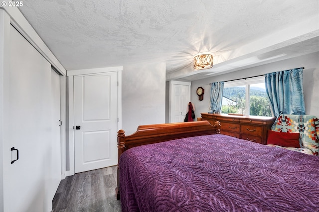 48521 E 1st St, Oakridge, OR 97463 - bedroom featuring wood finished floors and a textured ceiling