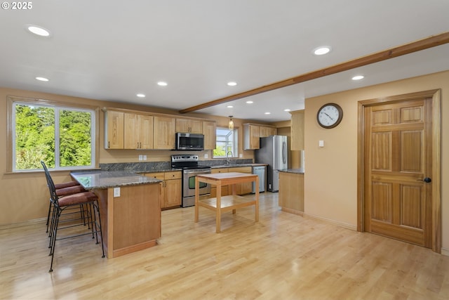 9275 SE Terrace View Ct, Amity, OR 97101 - kitchen featuring appliances with stainless steel finishes, a peninsula, plenty of natural light, a kitchen breakfast bar, and recessed lighting