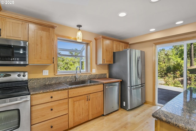 9275 SE Terrace View Ct, Amity, OR 97101 - kitchen featuring appliances with stainless steel finishes, plenty of natural light, light wood-type flooring, recessed lighting, and decorative light fixtures
