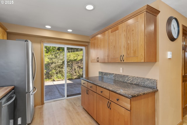 9275 SE Terrace View Ct, Amity, OR 97101 - kitchen with stainless steel appliances, light wood finished floors, dark countertops, and recessed lighting
