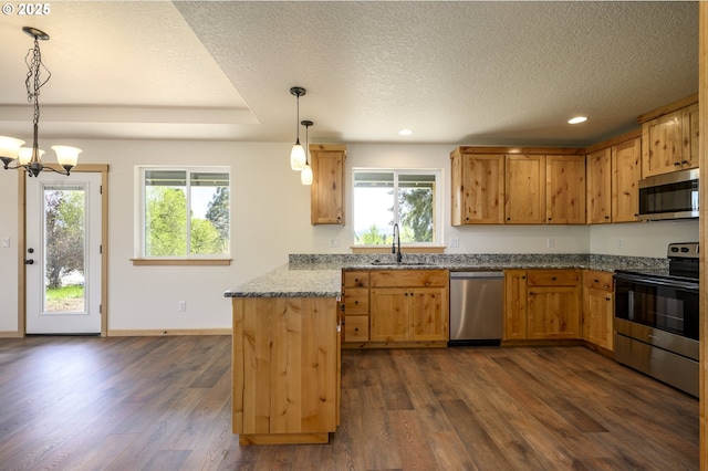 440 NW Gutbrod St, Sheridan, OR 97378 - kitchen featuring stainless steel appliances, a peninsula, dark wood-style floors, a textured ceiling, and recessed lighting