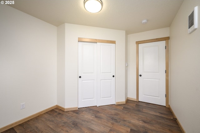 440 NW Gutbrod St, Sheridan, OR 97378 - unfurnished bedroom featuring a closet, visible vents, baseboards, and dark wood finished floors