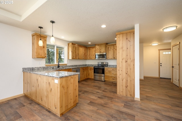 440 NW Gutbrod St, Sheridan, OR 97378 - kitchen featuring a sink, stainless steel appliances, baseboards, recessed lighting, and a peninsula