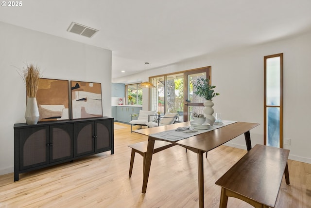 dining room featuring light wood-style floors, baseboards, recessed lighting, and visible vents