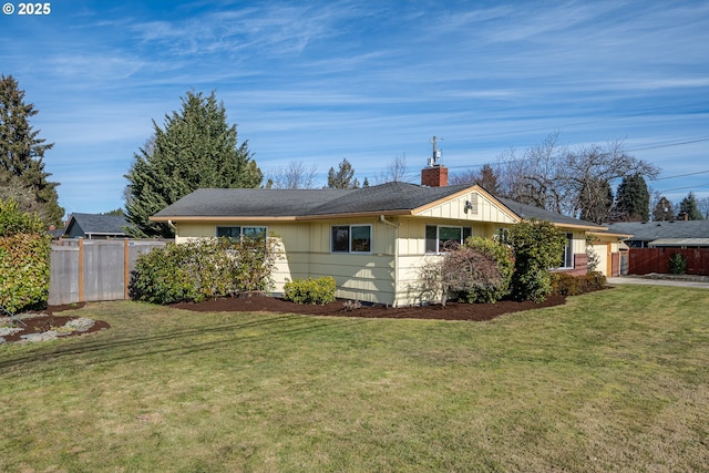 ranch-style house featuring a front yard