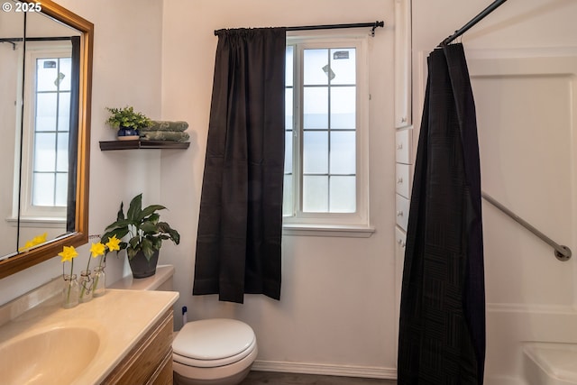 full bathroom featuring vanity, toilet, a shower with curtain, and baseboards