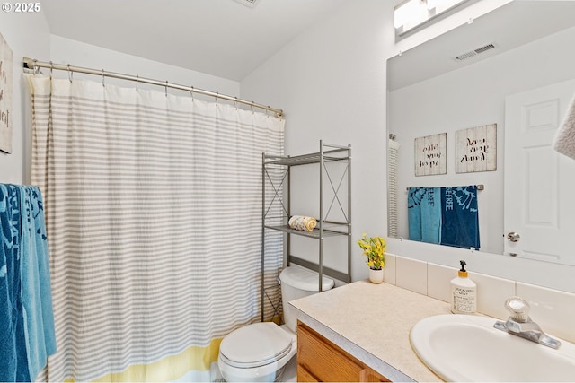 full bath with vanity, a shower with shower curtain, toilet, and visible vents
