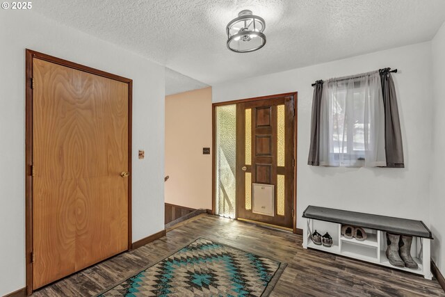 331 Hemlock Ln, Roseburg, OR 97471 - foyer with a textured ceiling, wood finished floors, and baseboards
