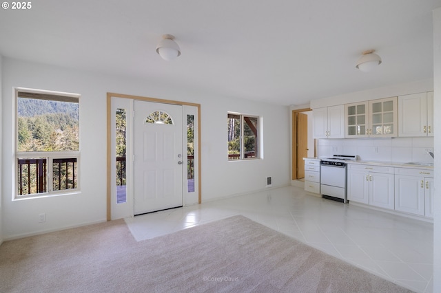 213 University Ave, Manzanita, OR 97130 - foyer with a wealth of natural light, light tile patterned floors, and baseboards