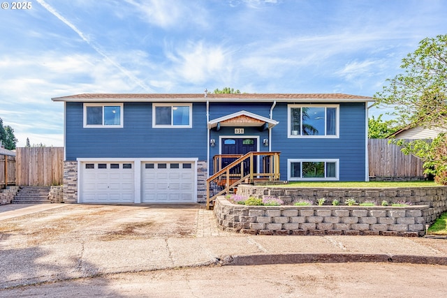 818 Chehalis Pl, Keizer, OR 97303 - raised ranch featuring a garage and concrete driveway