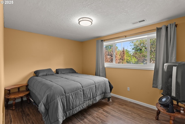 818 Chehalis Pl, Keizer, OR 97303 - bedroom featuring baseboards, wood finished floors, and a textured ceiling