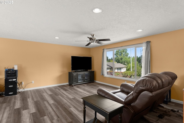 818 Chehalis Pl, Keizer, OR 97303 - living area with wood finished floors, a ceiling fan, baseboards, a textured ceiling, and recessed lighting