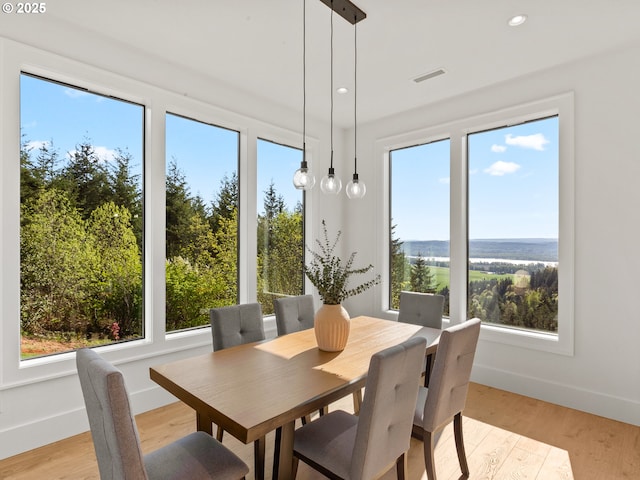 dining space featuring recessed lighting, light wood-style flooring, and baseboards