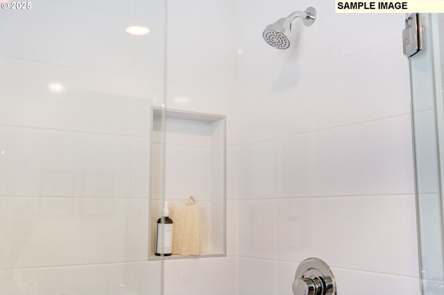 bathroom featuring tiled shower