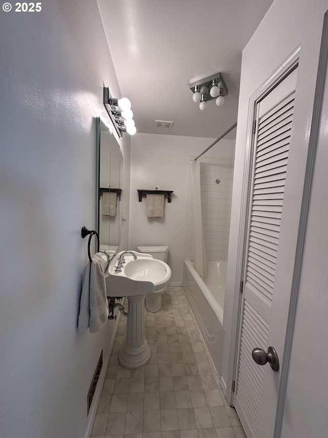 346 N Humbolt St, Canyon City, OR 97820 - bathroom with baseboards, visible vents, shower / bath combo with shower curtain, and toilet