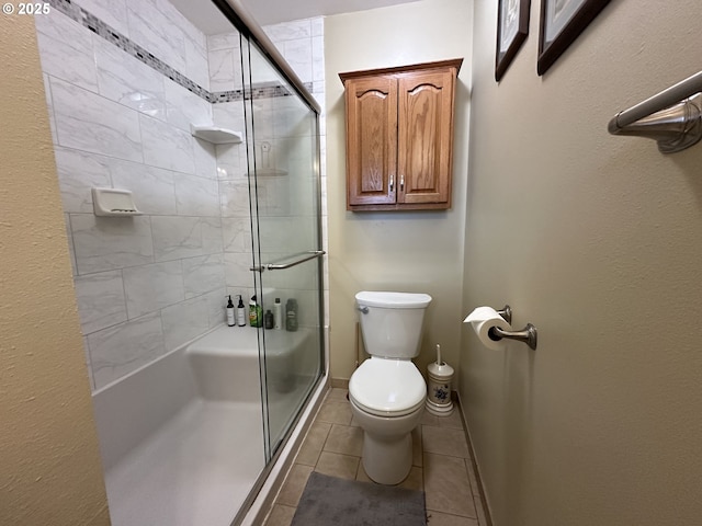 346 N Humbolt St, Canyon City, OR 97820 - bathroom featuring baseboards, a shower with shower door, toilet, and tile patterned flooring