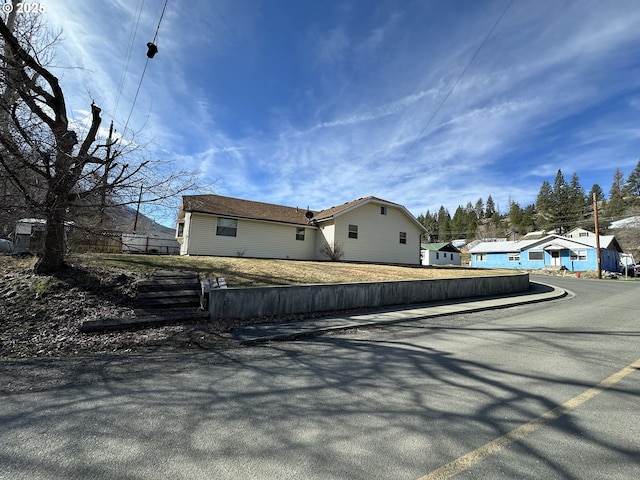 346 N Humbolt St, Canyon City, OR 97820 - view of side of home