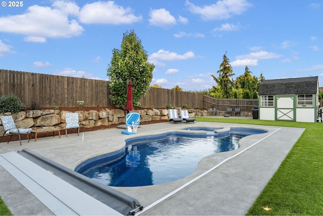 14015 NE 52nd Ave, Vancouver, WA 98686 - view of swimming pool featuring a patio and a pool with connected hot tub