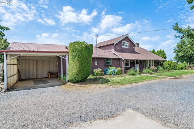 14604 Woodburn Monitor Rd, Woodburn, OR 97071 - view of front of house featuring driveway, a front yard, and a metal roof