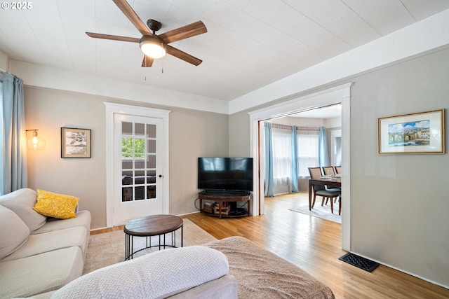 233 SE 28th Ave, Portland, OR 97214 - living room featuring a ceiling fan and light wood-style floors