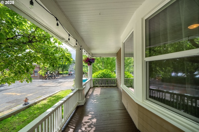 233 SE 28th Ave, Portland, OR 97214 - view of wooden porch
