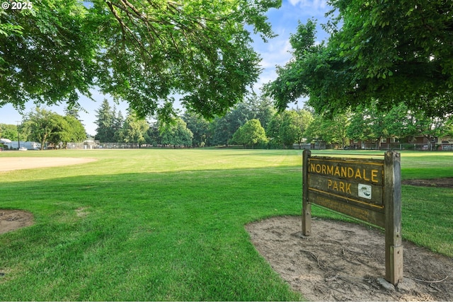 1422 NE 57th Ave, Portland, OR 97213 - view of community with a yard
