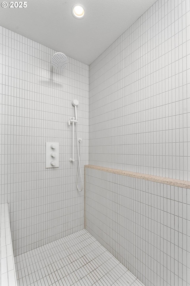 bathroom featuring a tile shower