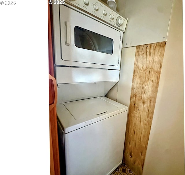 26230 Sandlake Rd, Cloverdale, OR 97112 - clothes washing area featuring stacked washing machine and dryer